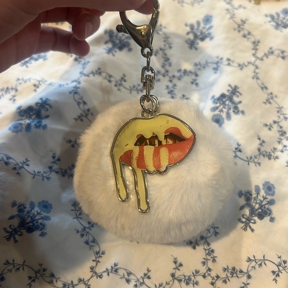 Kylie Cosmetics | White Pompom Key Chain - Picture 1 of 2